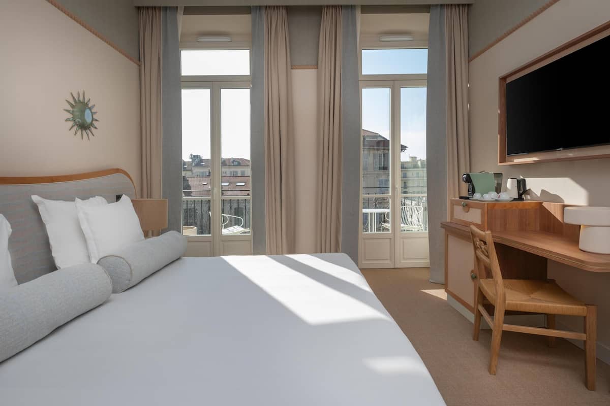 Habitación ejecutiva con 1 cama matrimonial o 2 individuales | Ropa de cama de alta calidad y caja de seguridad en la habitación