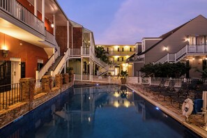 Piscina all'aperto, lettini