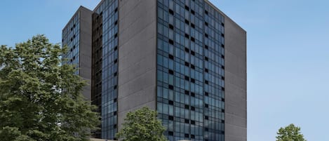 Een modern hotelgebouw met een opvallend bord waarop 'HOTEL DOUBLETREE by Hilton' staat.