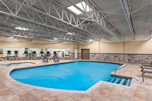 Piscine couverte, accès possible de 07 h 00 à 23 h 00, chaises longues 