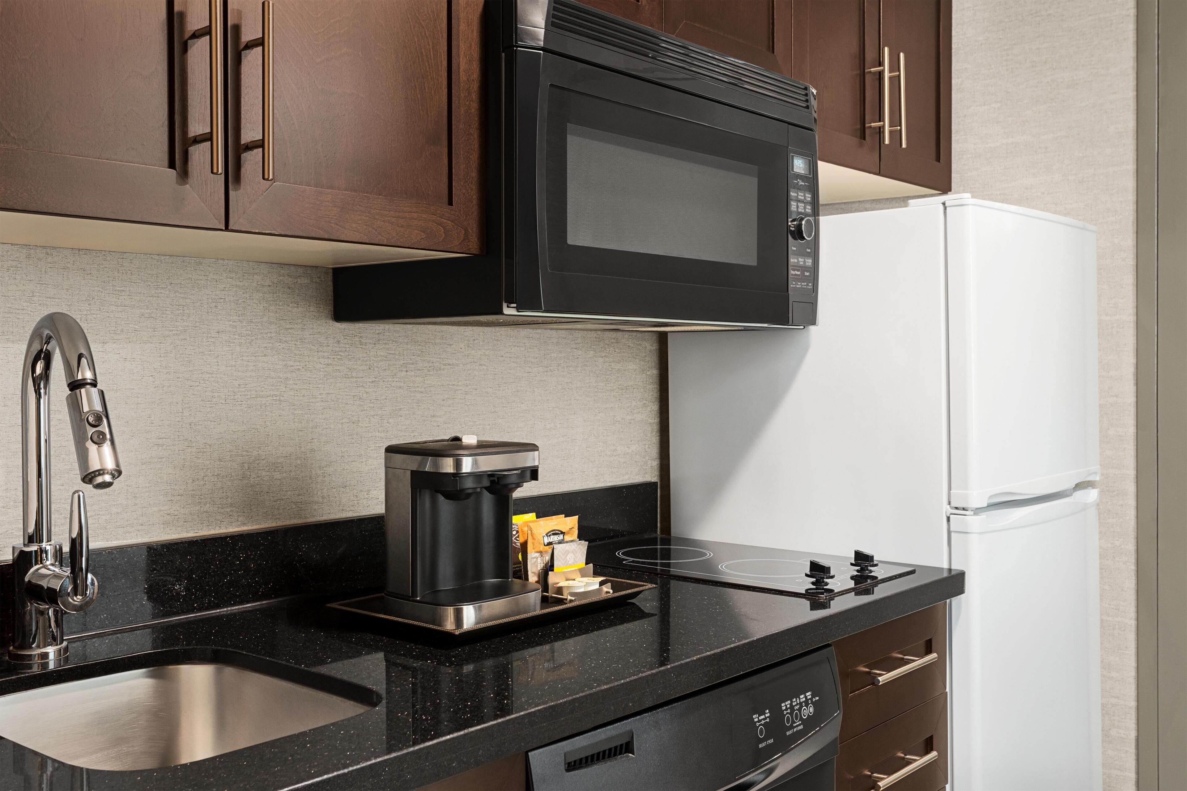 Suite studio, 1 très grand lit, cuisine | Cuisine privée | Mini-réfrigérateur, four à micro-ondes, cafetière-théière