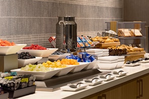 Petit déjeuner complet (25 CAD par personne)