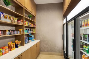 Snack bar - DoubleTree by Hilton Pointe Claire Montreal Airport West (Pointe Claire)