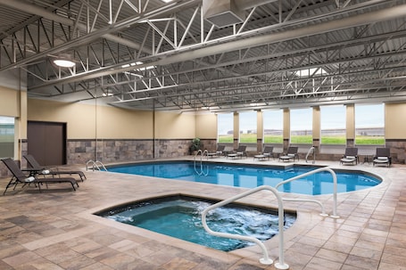 Piscina coperta, con ingresso dalle 07:00 alle 23:00, lettini. DoubleTree by Hilton Pointe Claire Montreal Airport West