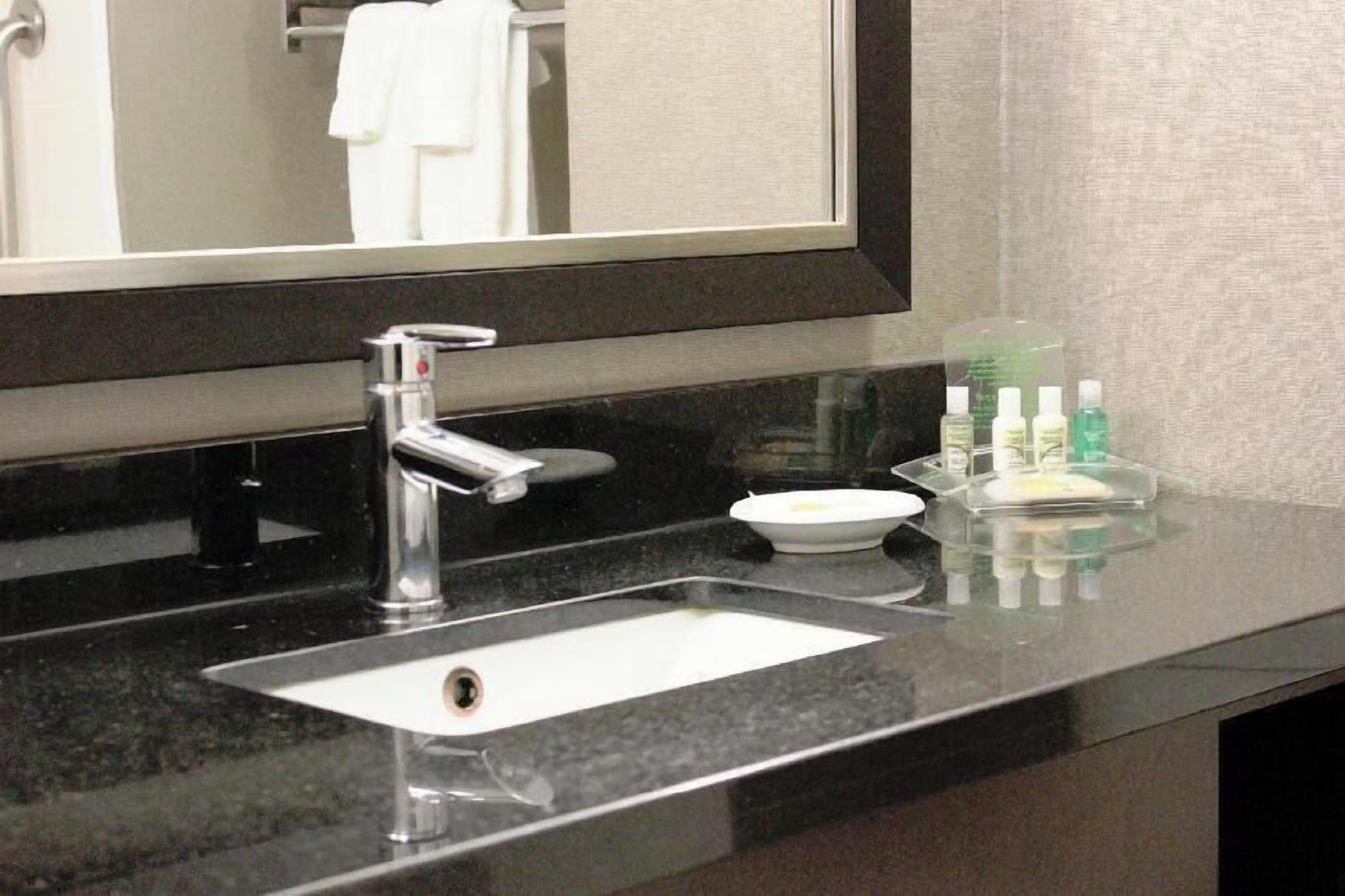Baño | Tina con regadera, amenidades de baño ecológicas, secadora de cabello 
