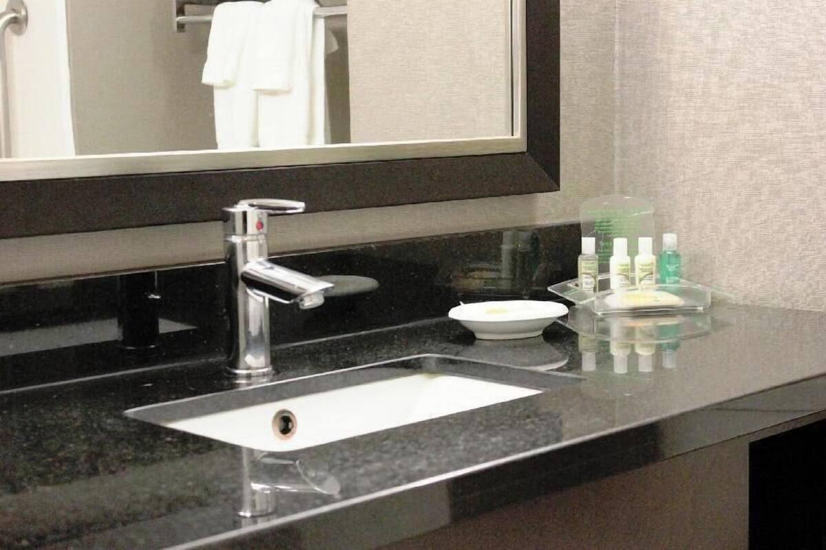 Baño | Tina con regadera, amenidades de baño ecológicas, secadora de cabello