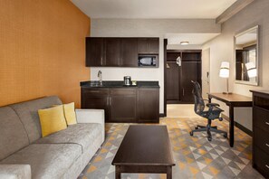 Suite, 1 King Bed | Premium bedding, down duvets, pillow-top beds, in-room safe - DoubleTree by Hilton Pointe Claire Montreal Airport West (Pointe Claire)