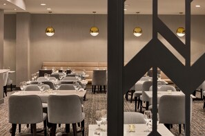 Breakfast, lunch and dinner served  - DoubleTree by Hilton Pointe Claire Montreal Airport West (Pointe Claire)