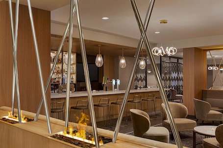 Bar (en la propiedad). DoubleTree by Hilton Pointe Claire Montreal Airport West