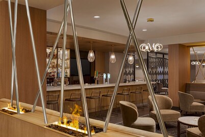 DoubleTree by Hilton Pointe Claire Montreal Airport West