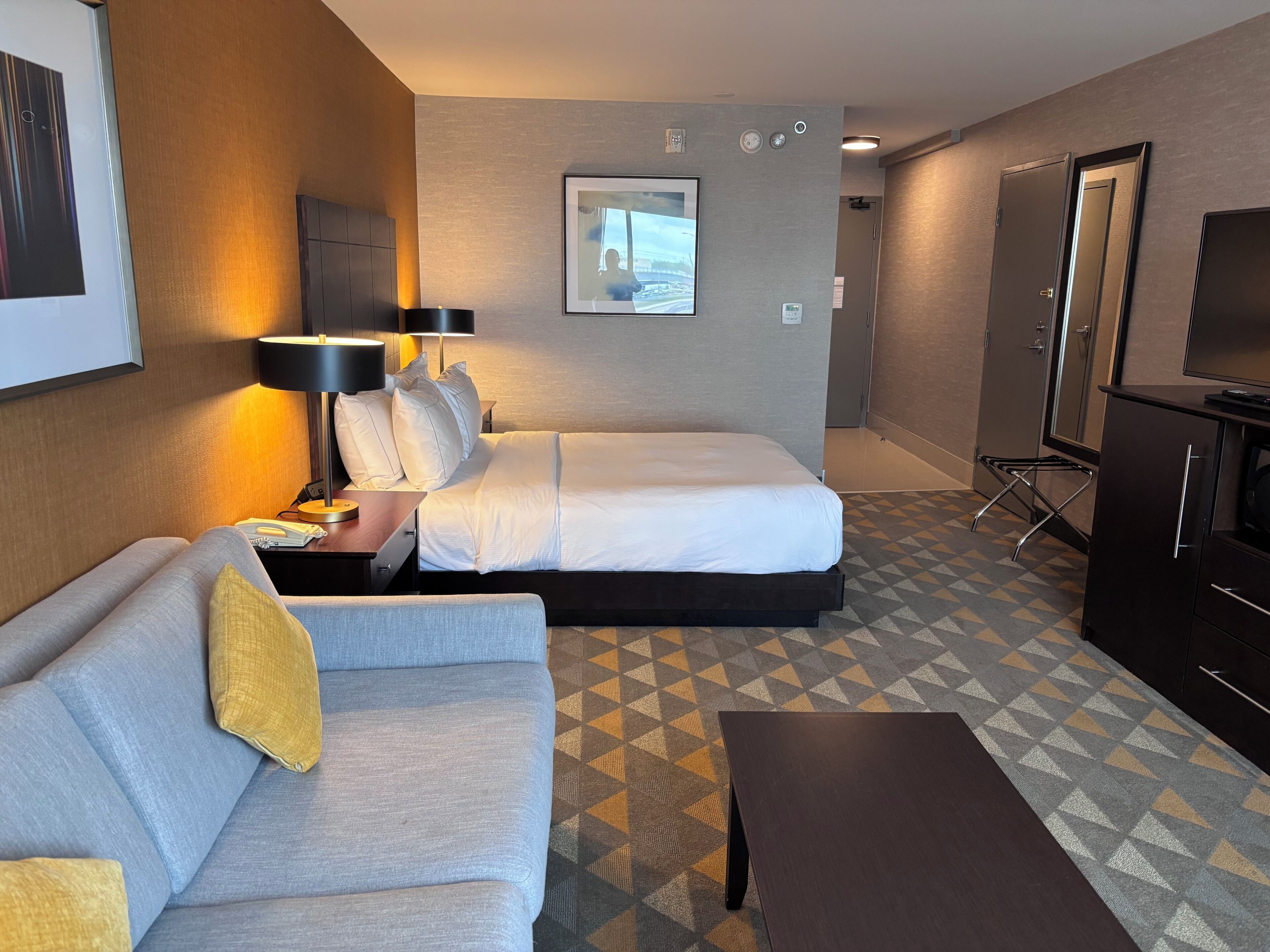 Chambre, 1 grand lit, accessible aux personnes à mobilité réduite, baignoire | Literie de qualité, couette en duvet, lit avec matelas à plateau-coussin