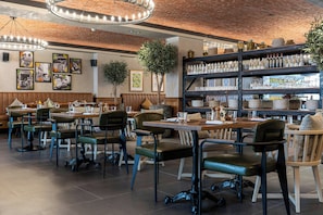 2 restaurants, breakfast, lunch, dinner served; international cuisine