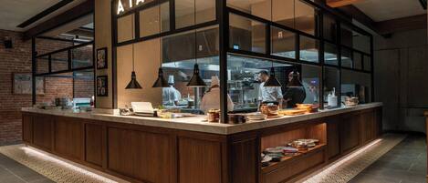 Minijääkaappi, kahvin-/teenkeitin