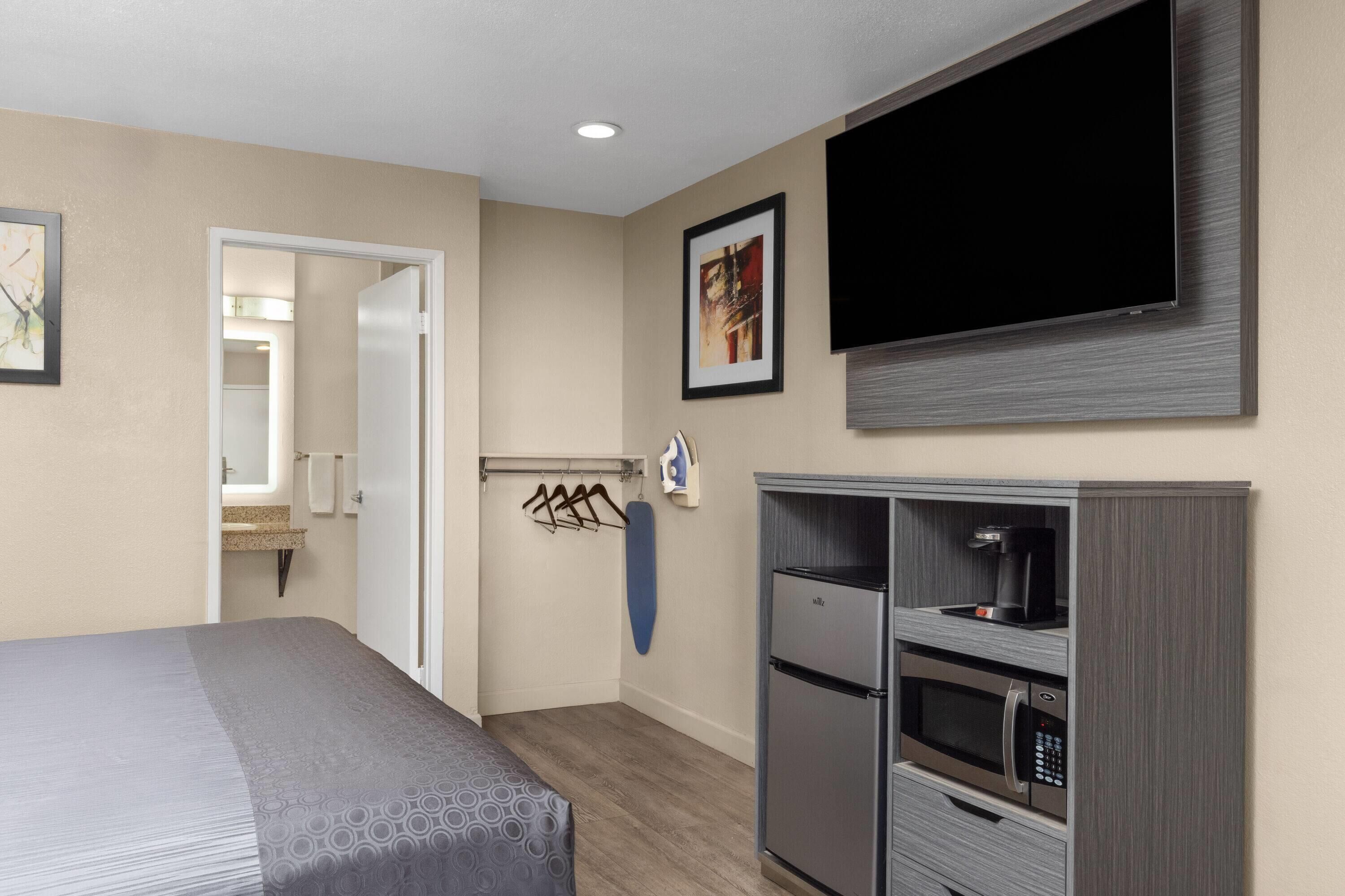 Room, Accessible, Non Smoking | In-room safe, iron/ironing board, free WiFi, bed sheets