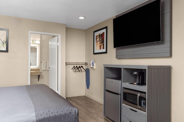 Room, Accessible, Non Smoking | In-room safe, iron/ironing board, free WiFi, bed sheets