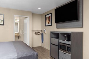 Room, Accessible, Non Smoking | In-room safe, iron/ironing board, free WiFi, bed sheets