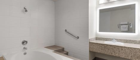 Deluxe Room, 1 King Bed, Non Smoking | Bathroom