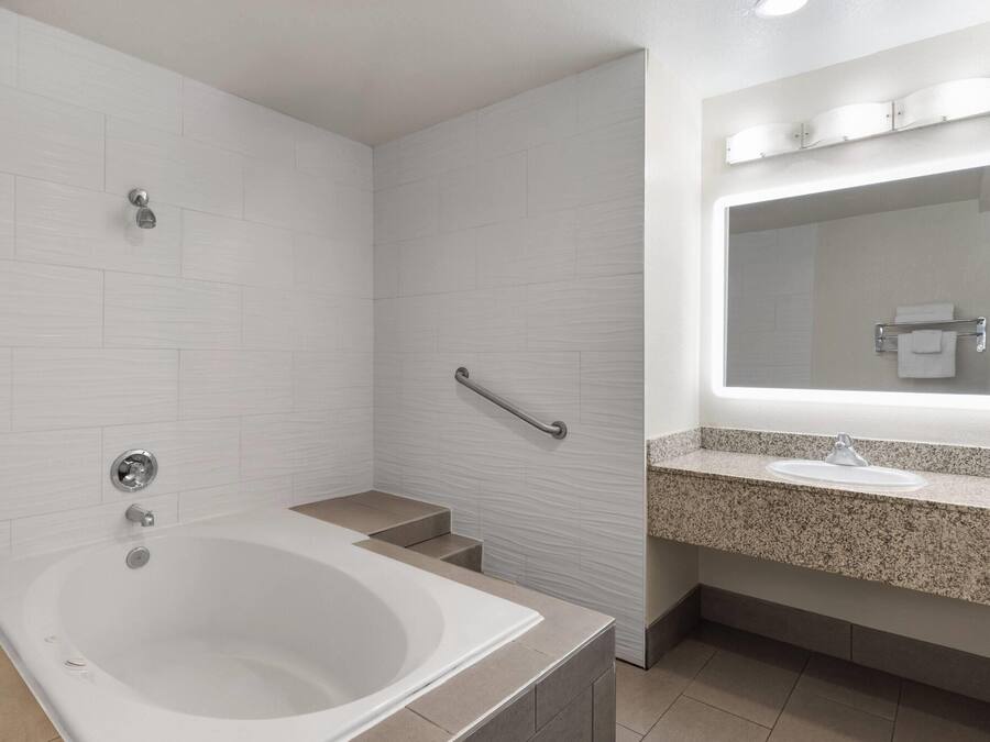 Deluxe Room, 1 King Bed, Non Smoking | Bathroom | Hair dryer, towels