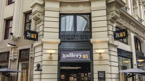 Ein Gebäude mit einem Schild, auf dem 'gallery 61' steht und das eine Gaststätte kennzeichnet.