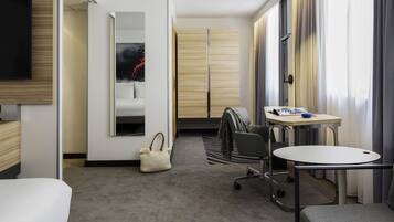Executive-Zimmer, 1 Doppelbett und Schlafsofa | Zimmersafe, Schreibtisch, schallisolierte Zimmer, Bügeleisen/Bügelbrett