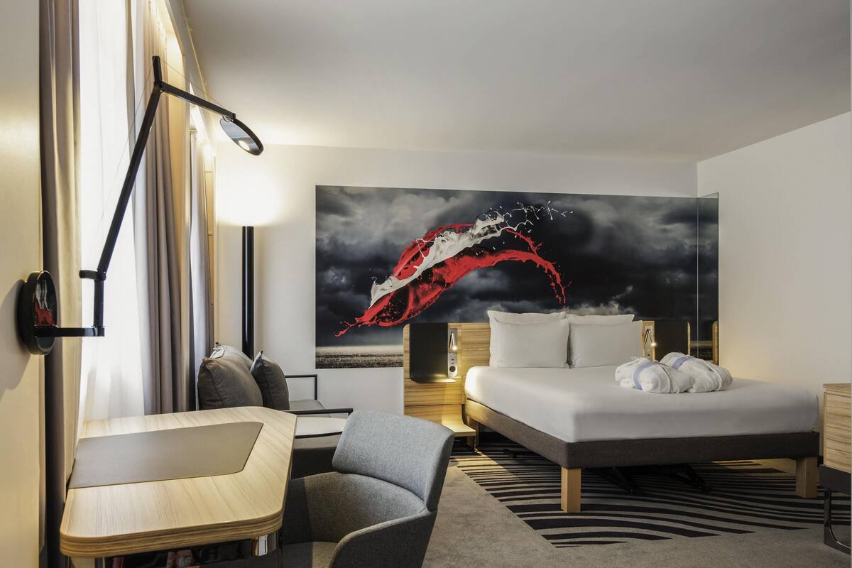Habitación ejecutiva, 1 cama matrimonial y sofá cama | Caja de seguridad en la habitación, escritorio y insonorización