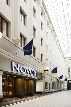 Classic hotel entrance with a prominent entrance and large windows.