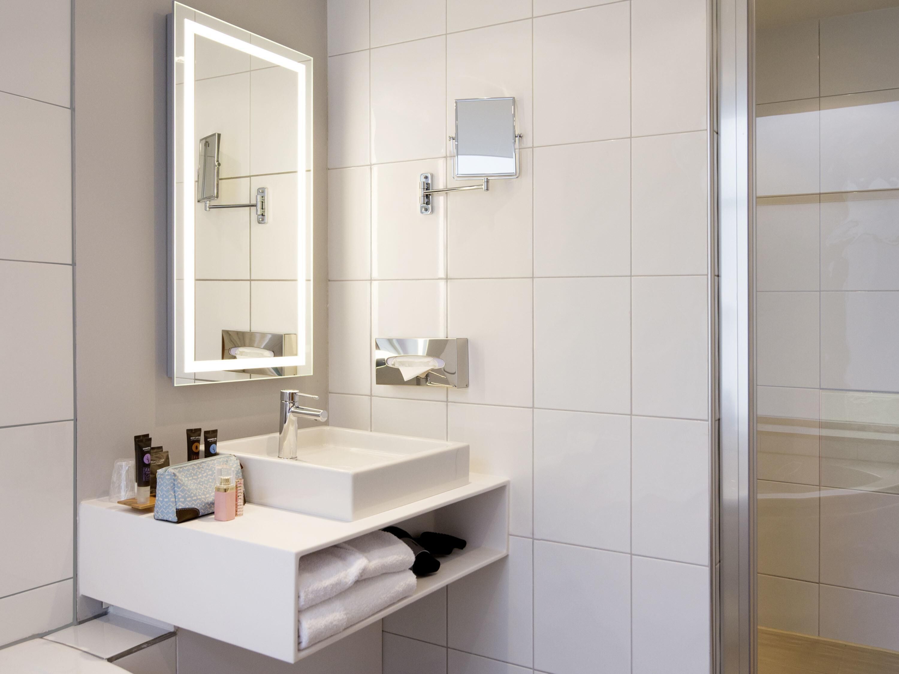 Superior Suite, 1 Double Bed with Sofa bed | Bathroom | Eco-friendly toiletries, hair dryer, towels, soap