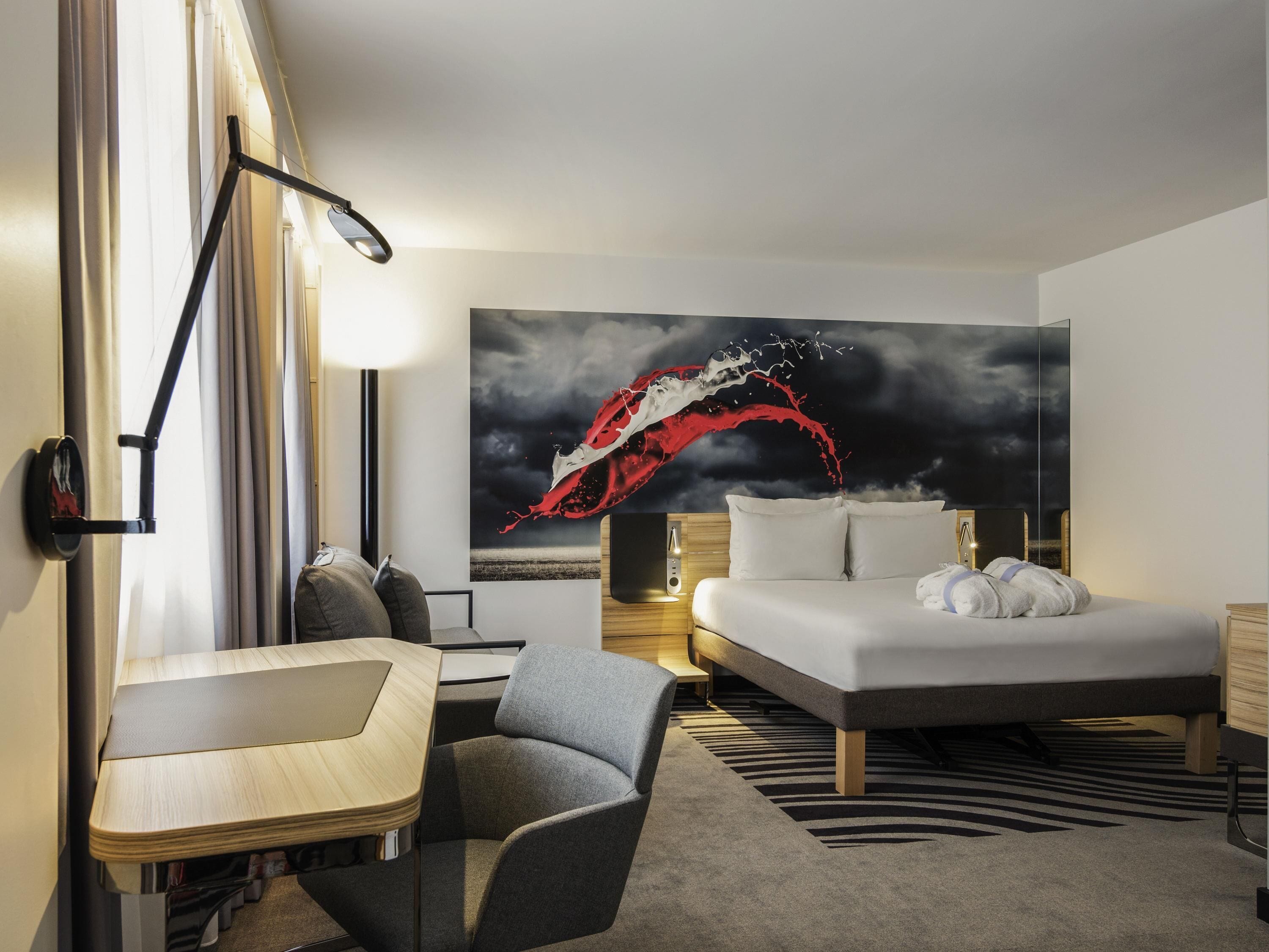 Executive kamer, 1 tweepersoonsbed met slaapbank | Een kluis op de kamer, een bureau, geluiddichte muren