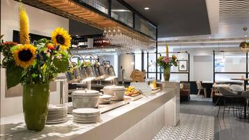 Café da manhã com buffet todos os dias mediante uma taxa