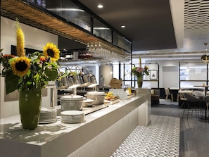 Tägliches Frühstücksbuffet (24 EUR pro Person)