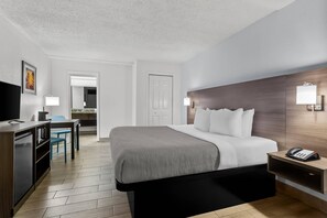 Blackout drapes, iron/ironing board, free WiFi, bed sheets - Quality Inn & Suites at Tropicana Field (St. Petersburg)