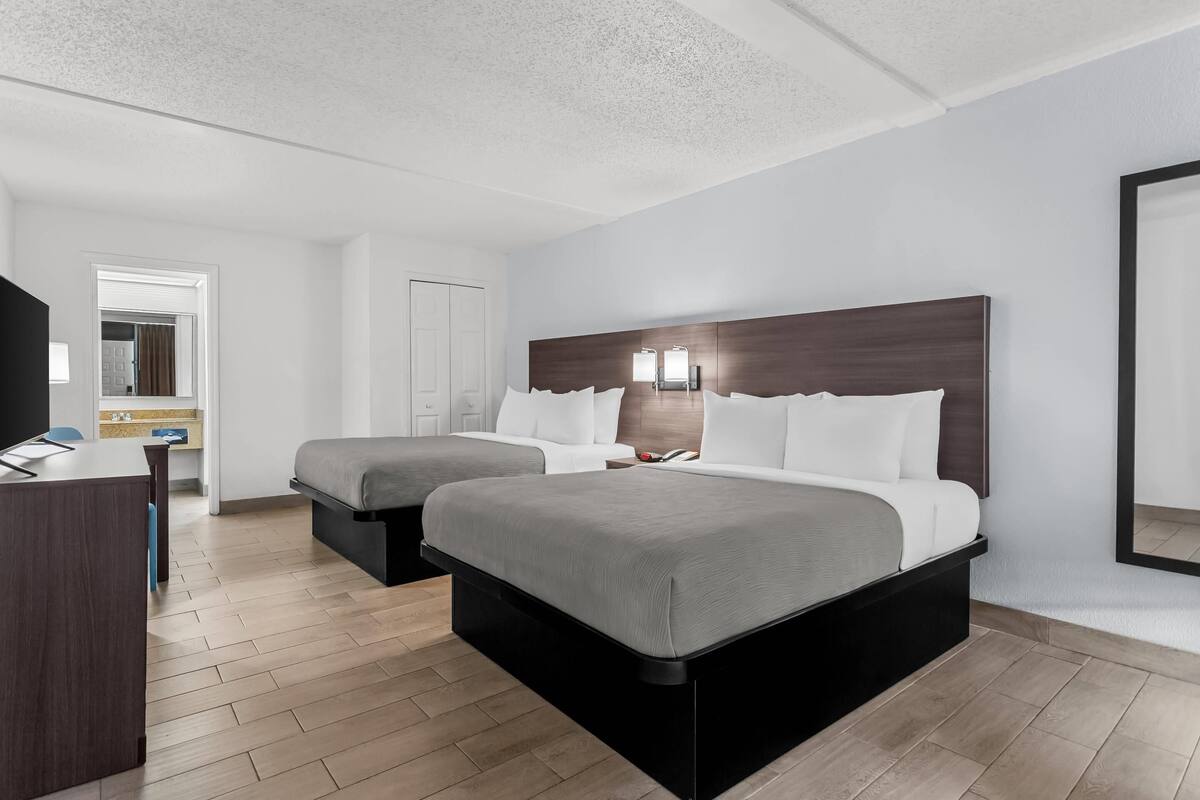 Rom – standard, 2 queensize-senger, ikke-røyk | Blendingsgardiner, strykejern/-brett, wi-fi (inkludert) og sengetøy