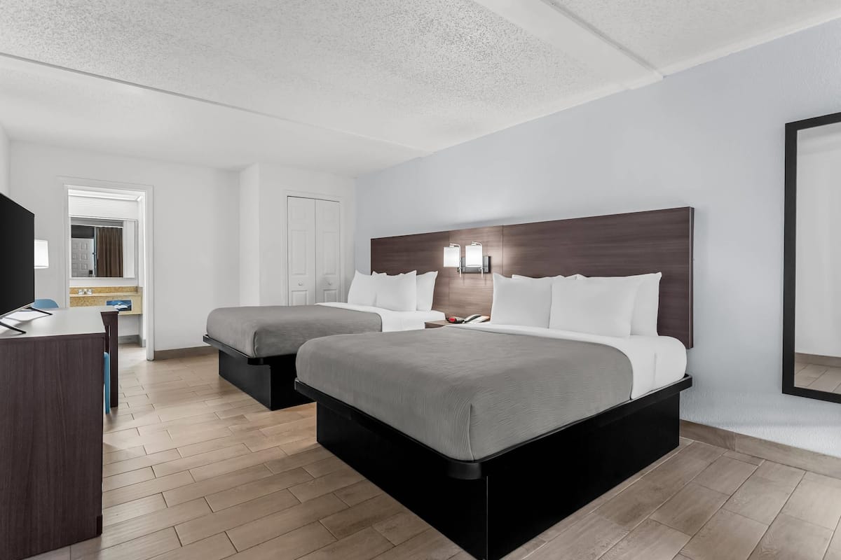 Habitación estándar, 2 camas Queen size, para no fumadores | Cortinas blackout, tabla de planchar con plancha y wifi gratis