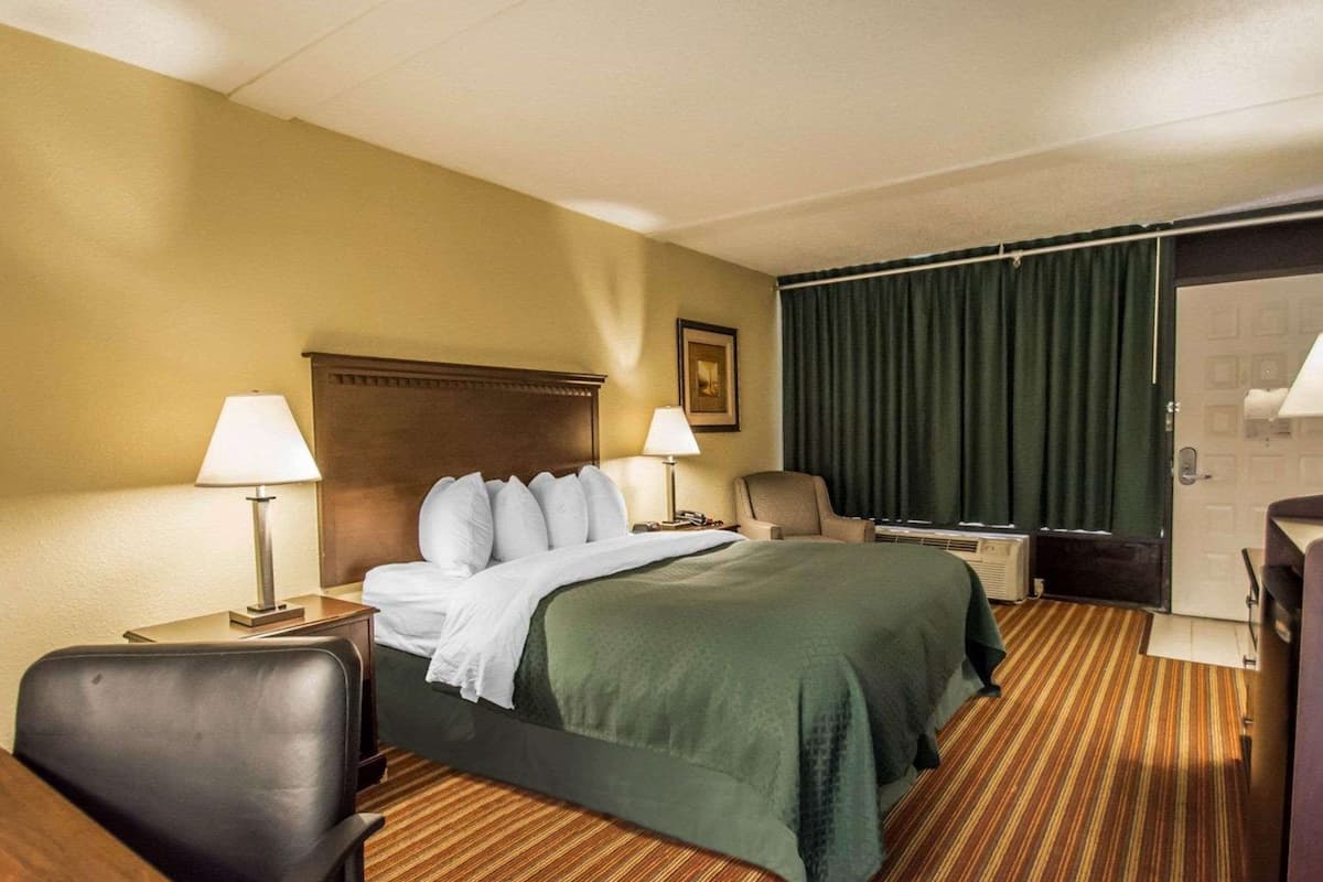 Chambre, 1 grand lit, accessible aux personnes à mobilité réduite, non-fumeurs | Bureau, espace de travail pour ordinateur portable