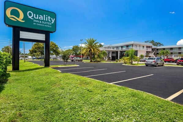 Exterior - Quality Inn & Suites at Tropicana Field (St. Petersburg)