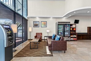Lobby - Quality Inn & Suites at Tropicana Field (St. Petersburg)
