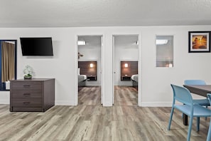 Suite, varias camas, para no fumadores (Efficiency) | Cortinas blackout, tabla de planchar con plancha y wifi gratis