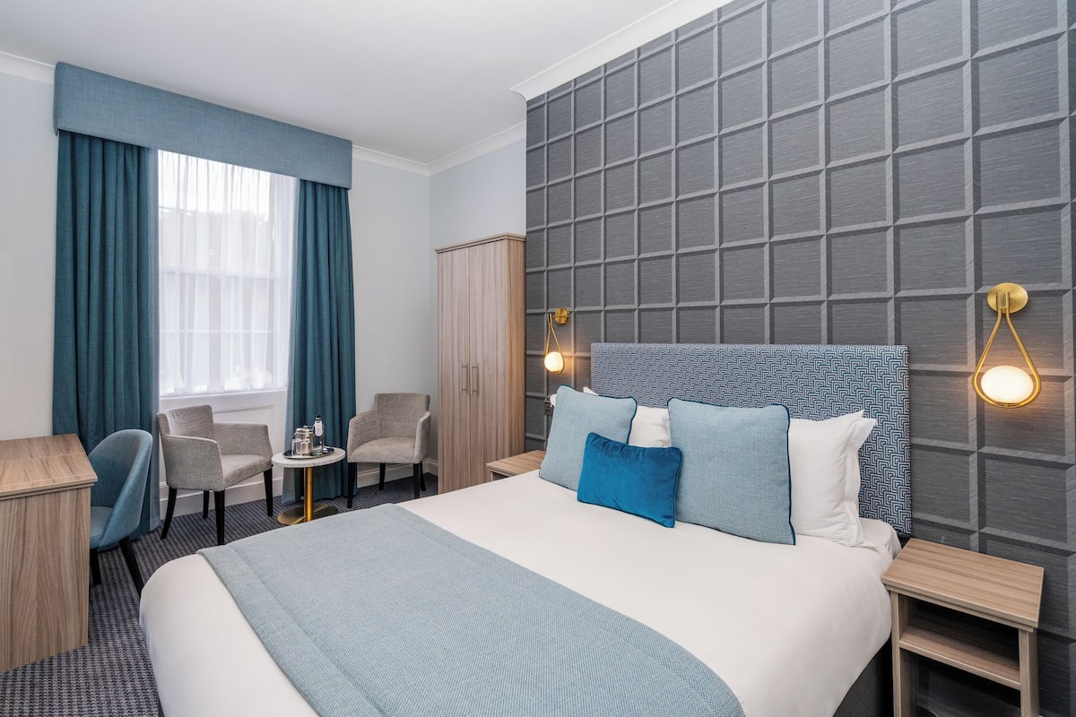 Deluxe Double Room | In-room safe, desk, laptop workspace, iron/ironing board