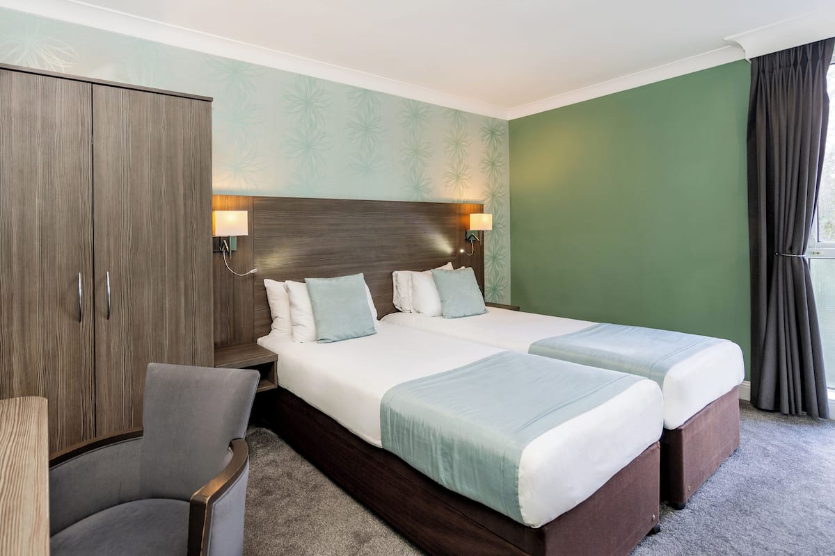 Cosy Twin Room | In-room safe, desk, laptop workspace, iron/ironing board