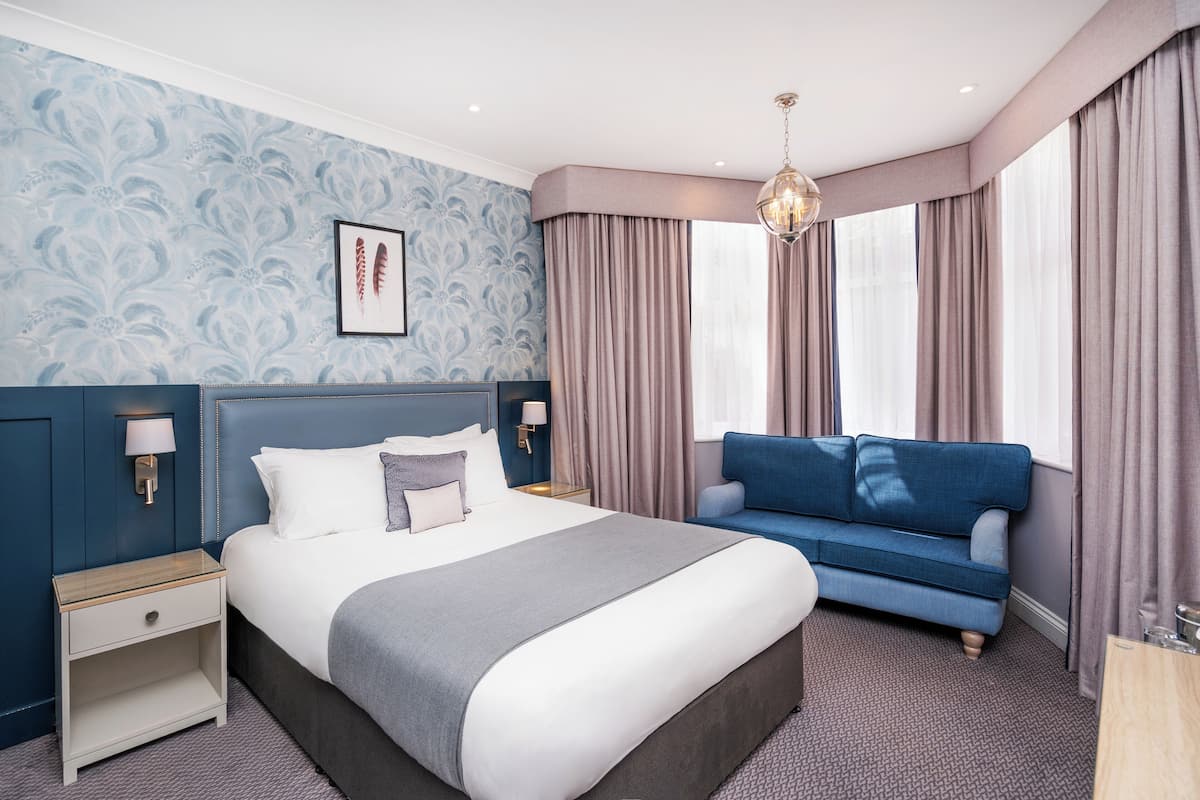 Deluxe Garden Double Room | Bathroom | Shower, free toiletries, hair dryer, towels