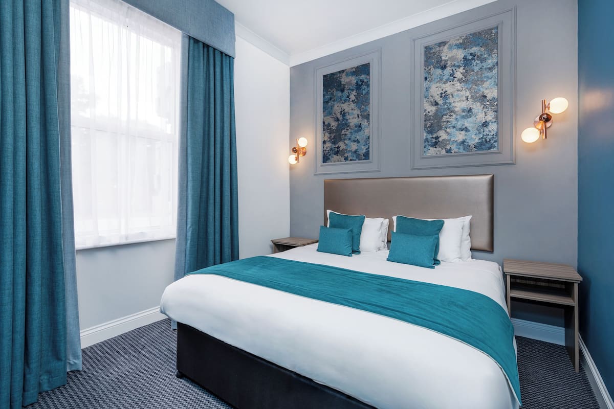 Junior Suite | In-room safe, desk, laptop workspace, iron/ironing board