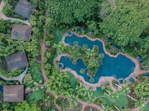 Una piscina al aire libre