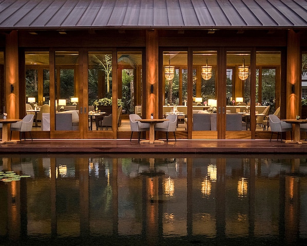 Breakfast, lunch, dinner served; al fresco dining