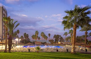 Seasonal outdoor pool, pool umbrellas, sun loungers - Lake House Kinneret (Tiberias)