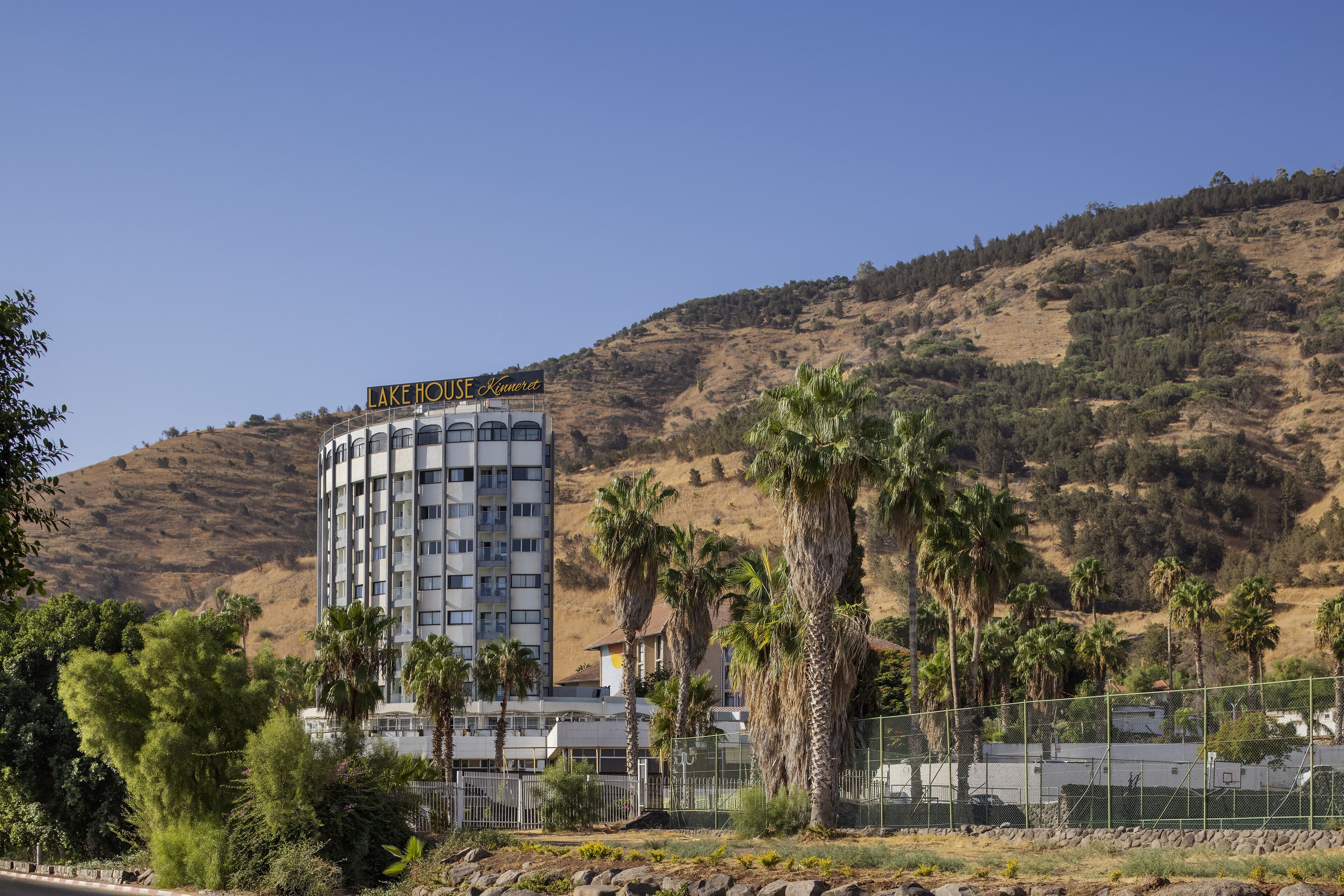A multi-story hotel with a sign reading "LAKEHOUSE Agoura".