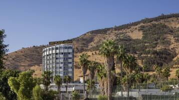 A multi-story hotel with a sign reading "LAKEHOUSE Agoura".