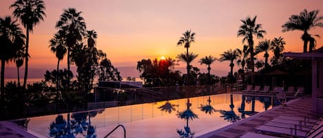 Seasonal outdoor pool, pool umbrellas, sun loungers