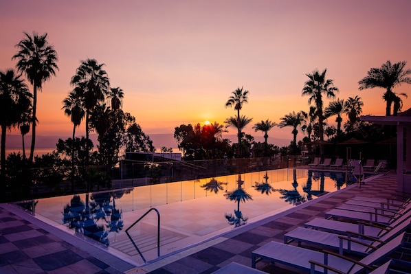 Seasonal outdoor pool, pool umbrellas, sun loungers