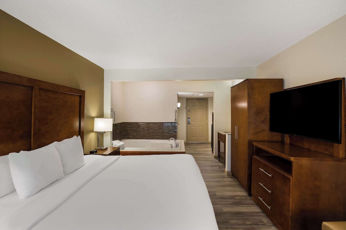 Suite, 1 King Bed, Accessible, Non Smoking | Premium bedding, blackout drapes, iron/ironing board, free WiFi