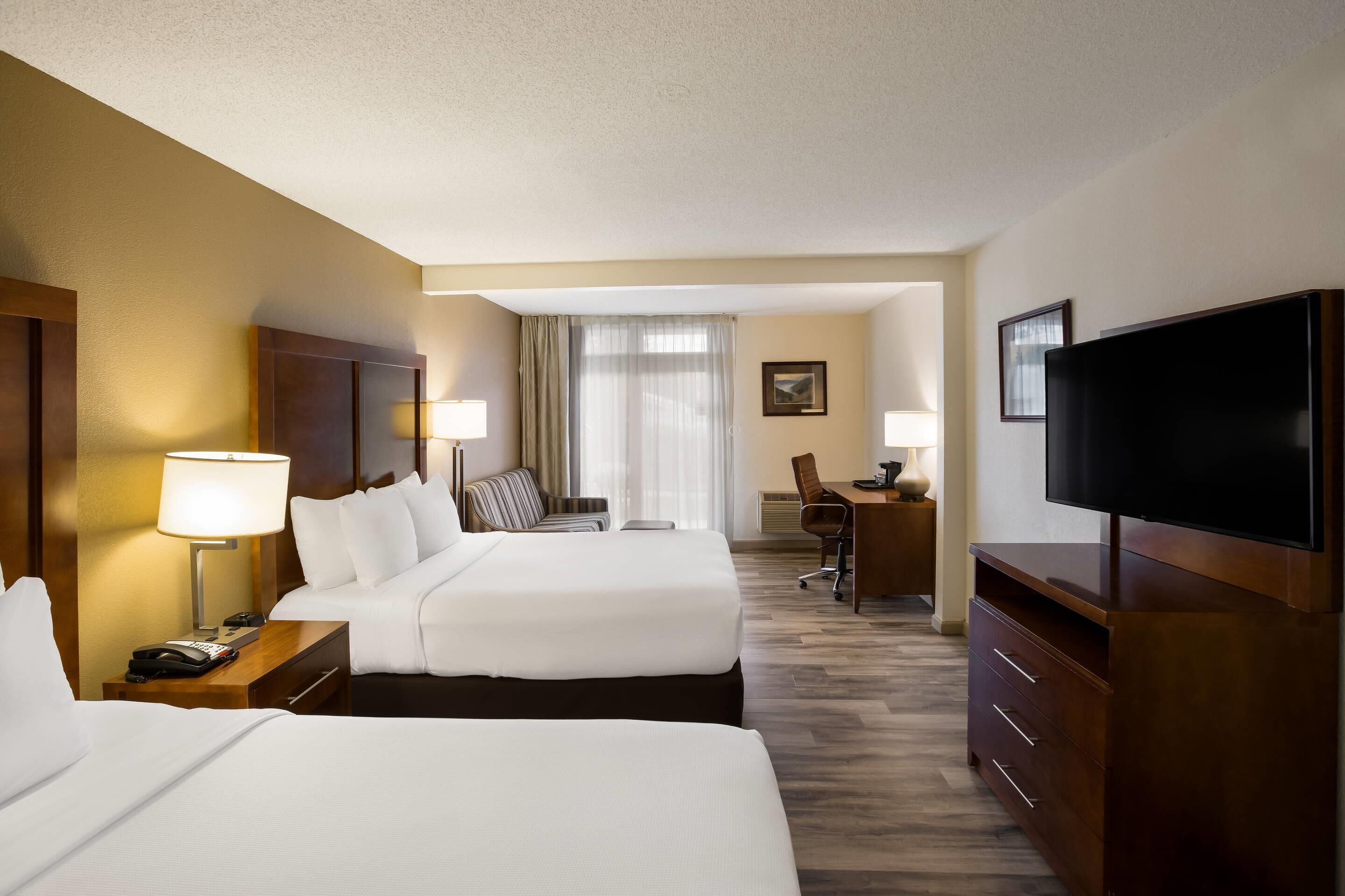 Rom, 2 queensize-senger, tilgjengelighetstilpasset, ikke-røyk | Sengetøy av topp kvalitet, blendingsgardiner og strykejern/-brett